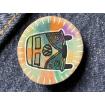 Badge / broche bois de châtaignier illustré main - Thème hippie « peace & love »