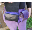 Ceinture utilitaire multi poches en patchwork de cuirs violets et noirs pour voyage ou festival