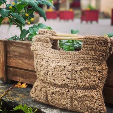 SMITH - Sac crochet granny ficelle de jute avec anses bois noisetier fait main, doublé velours noir