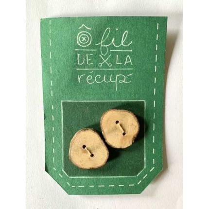 Bouton fait à partir de bois de poirier, coupé à la scie japonaise, poncé et illustré main. Finition mate pour garder l’aspect brut et rustique.  Lot au choix: - lot de 2 boutons - 2cm environ - lot de 4 boutons - 2cm environ  - lot de 2 boutons - 2,5/3cm