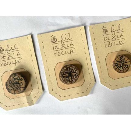 Boutons bois de poirier fait et illustrés main, mandala, ancre marine ou tête de mort au choix