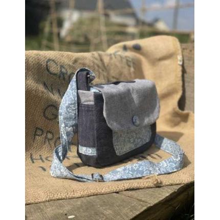 Sac besace bandoulière cartable jean bleu endroit et envers et fleurs bleues - crossbody messenger bag - upcycling