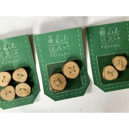 Bouton fait à partir de bois de poirier, coupé à la scie japonaise, poncé et illustré main. Finition mate pour garder l’aspect brut et rustique.  Lot au choix: - lot de 2 boutons - 2cm environ - lot de 4 boutons - 2cm environ  - lot de 2 boutons - 2,5/3cm