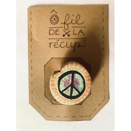 Badge / broche bois de châtaignier illustré main - Thème hippie « peace & love »