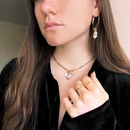 Collier à maillons, coquillage et médaillon