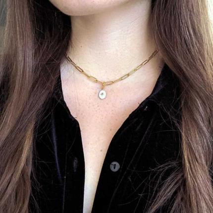 Collier à maillons, coquillage et médaillon