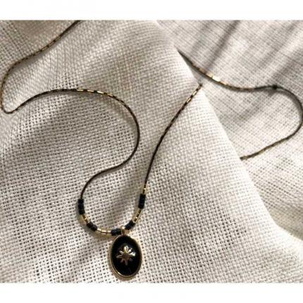 Collier médaillon noir