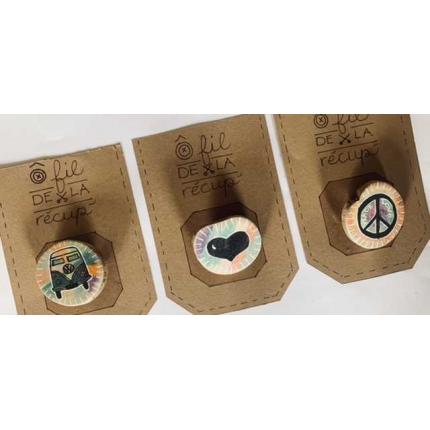 Badge / broche bois de châtaignier illustré main - Thème hippie « peace & love »
