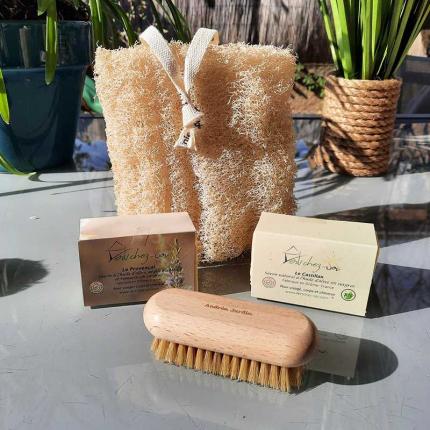 Savons à froid, luffa et brosse à ongle
