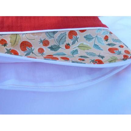 Trousses de toilette rouge motif fraises