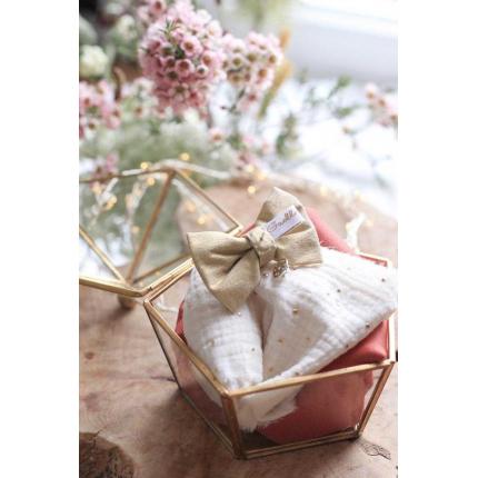 Pin's noeud imprimé floral bleu, terracotta centré doré 