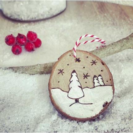 Décoration de Noël naturelle en bois - rondelle sapins enneigés
