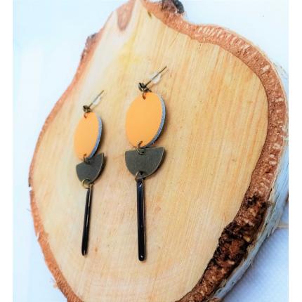 Boucles d'oreille "Moon"                             -en cuir orange, breloque bronze et sequin noir