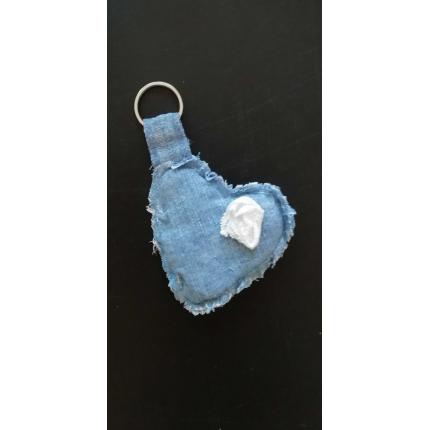 Porte clé en forme de cœur en jeans et dentelle recyclés 