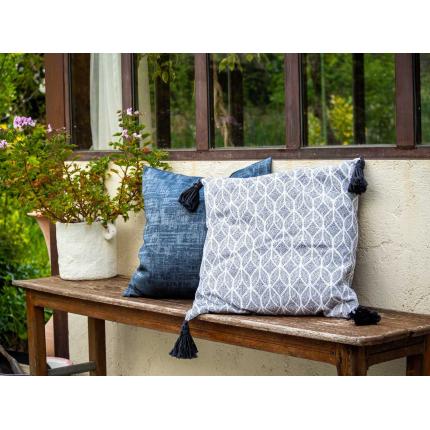 Coussin "graphique" et pompons