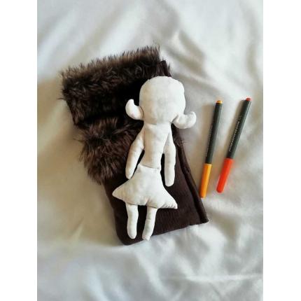 Pecolina à colorier, accompagnée de son lit à fourrure 