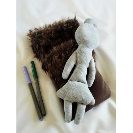 Pecolina à colorier, grise accompagnée de son lit de fourrure marron