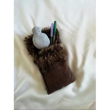 Pecolina à colorier, grise accompagnée de son lit de fourrure marron