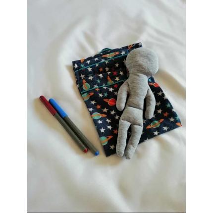 Pecolino à colorier, gris accompagné de son lit planète 