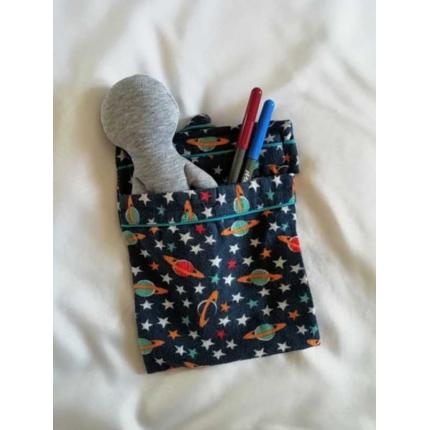 Pecolino à colorier, gris accompagné de son lit planète 