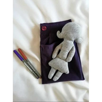 Pecolina à colorier, grise, accompagnée de son lit violet