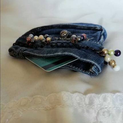 Porte monnaie en poches de jeans et perles recyclées