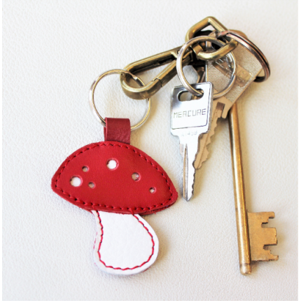 Porte clé ou bijou de sac amanite en cuir rouge et blanc