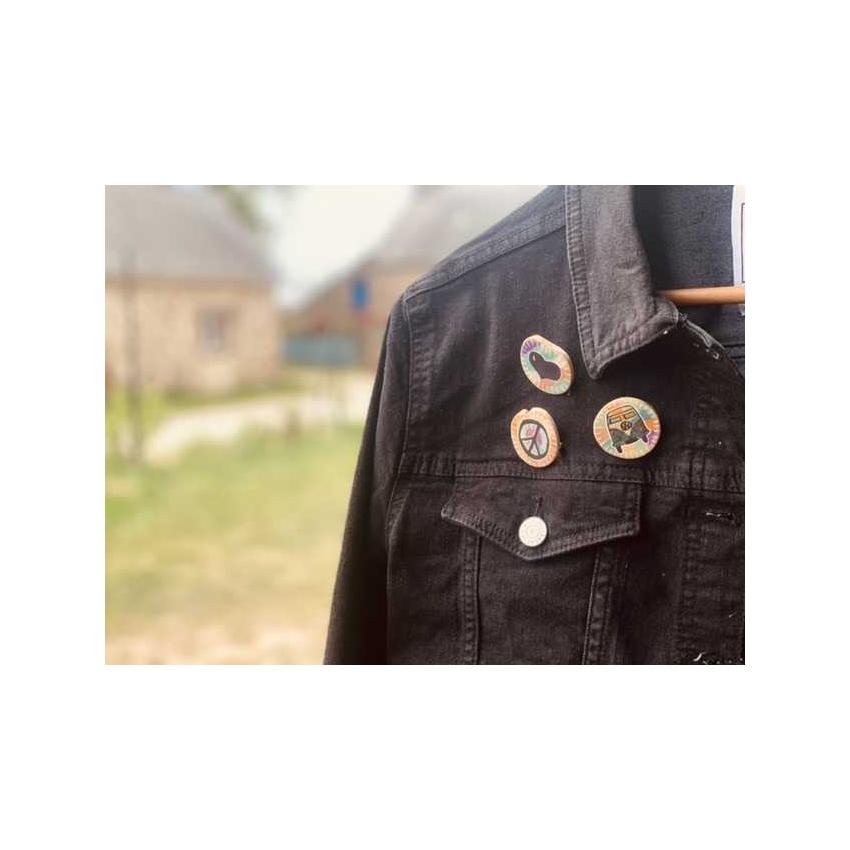 Badge / broche bois de châtaignier illustré main - Thème hippie « peace & love »