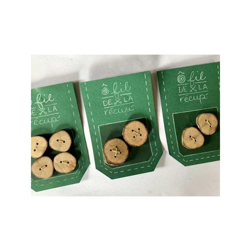 Bouton fait à partir de bois de poirier, coupé à la scie japonaise, poncé et illustré main. Finition mate pour garder l’aspect brut et rustique. Lot au choix: - lot de 2 boutons - 2cm environ - lot de 4 boutons - 2cm environ - lot de 2 boutons - 2,5/3cm
