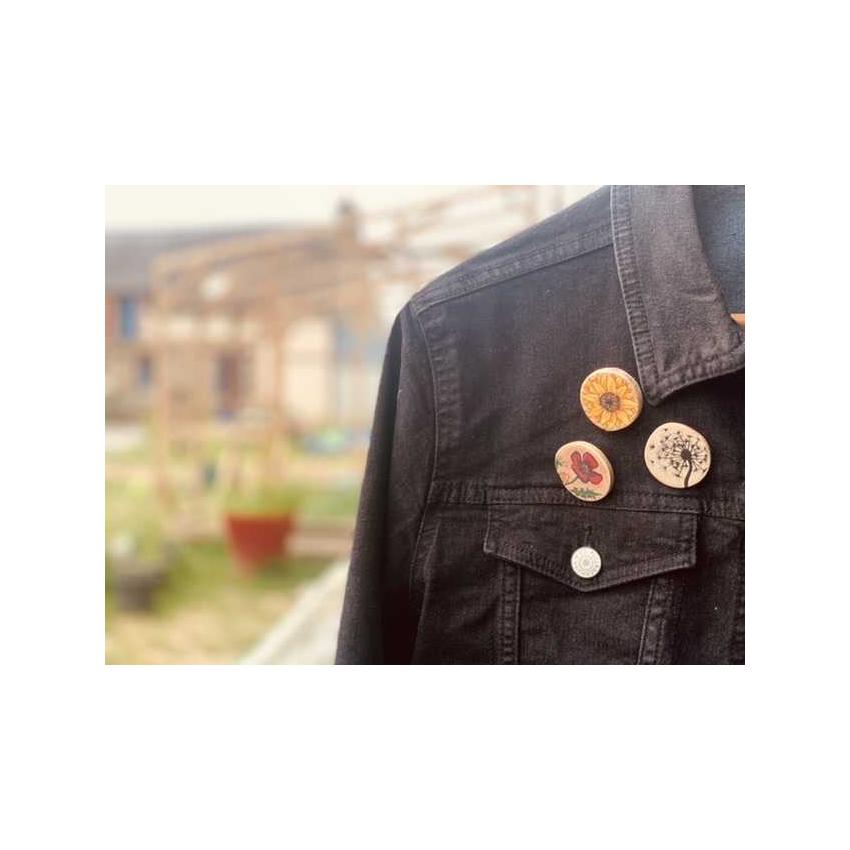 Badge / broche bois de châtaignier illustré main - thème floral tournesol, coquelicot ou pissenlit
