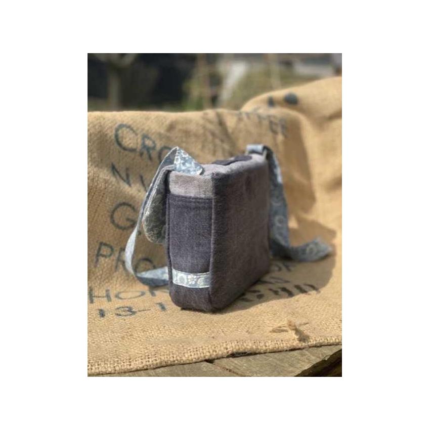 Sac besace bandoulière cartable jean bleu endroit et envers et fleurs bleues - crossbody messenger bag - upcycling