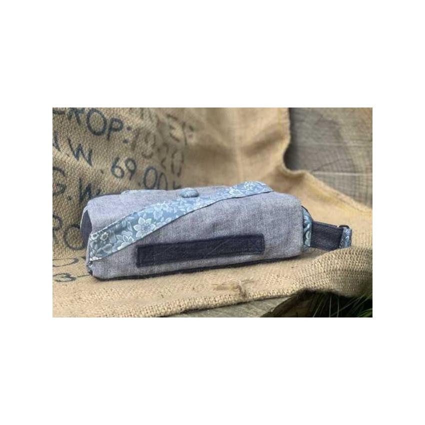 Sac besace bandoulière cartable jean bleu endroit et envers et fleurs bleues - crossbody messenger bag - upcycling