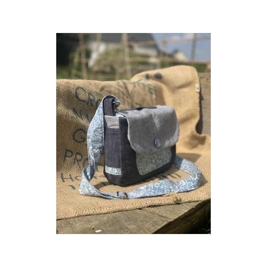 Sac besace bandoulière cartable jean bleu endroit et envers et fleurs bleues - crossbody messenger bag - upcycling