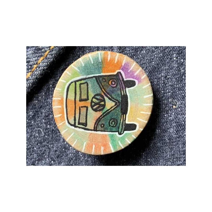 Badge / broche bois de châtaignier illustré main - Thème hippie « peace & love »