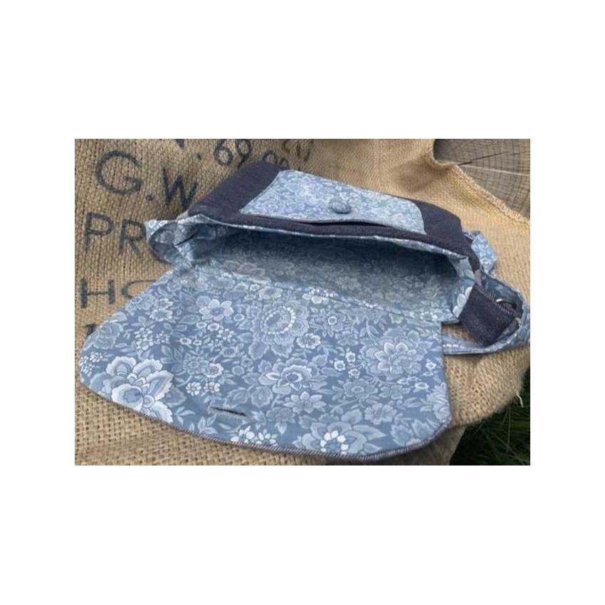 Sac besace bandoulière cartable jean bleu endroit et envers et fleurs bleues - crossbody messenger bag - upcycling