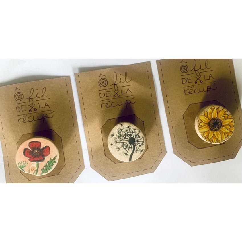 Badge / broche bois de châtaignier illustré main - thème floral tournesol, coquelicot ou pissenlit