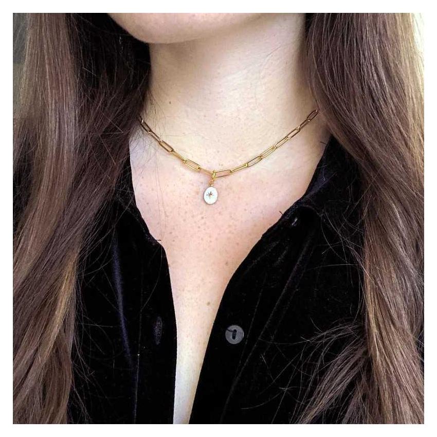 Collier à maillons, coquillage et médaillon