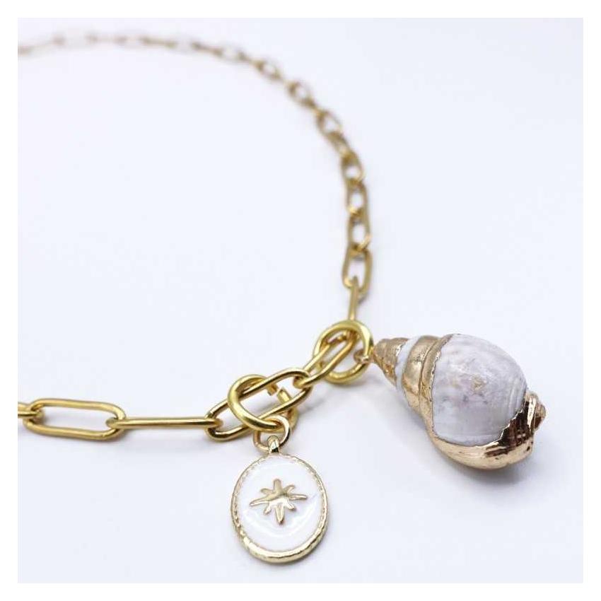 Collier à maillons, coquillage et médaillon