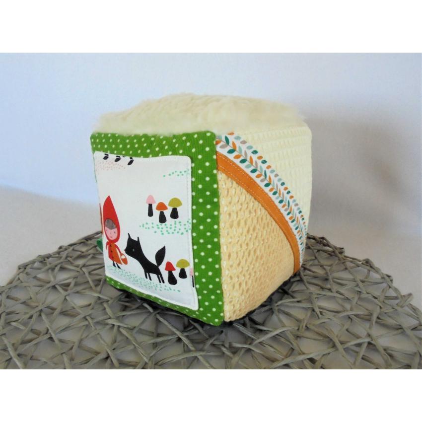 Cube d'éveil Petit Chaperon Rouge