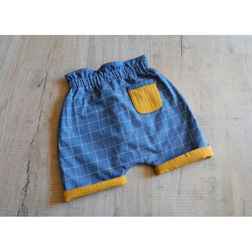 Short réversible bébé en coton bio à carreaux jaune et bleu