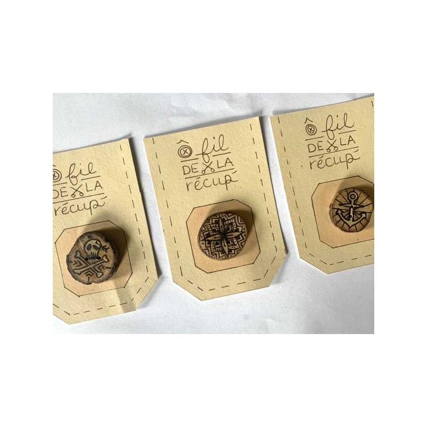 Boutons bois de poirier fait et illustrés main, mandala, ancre marine ou tête de mort au choix