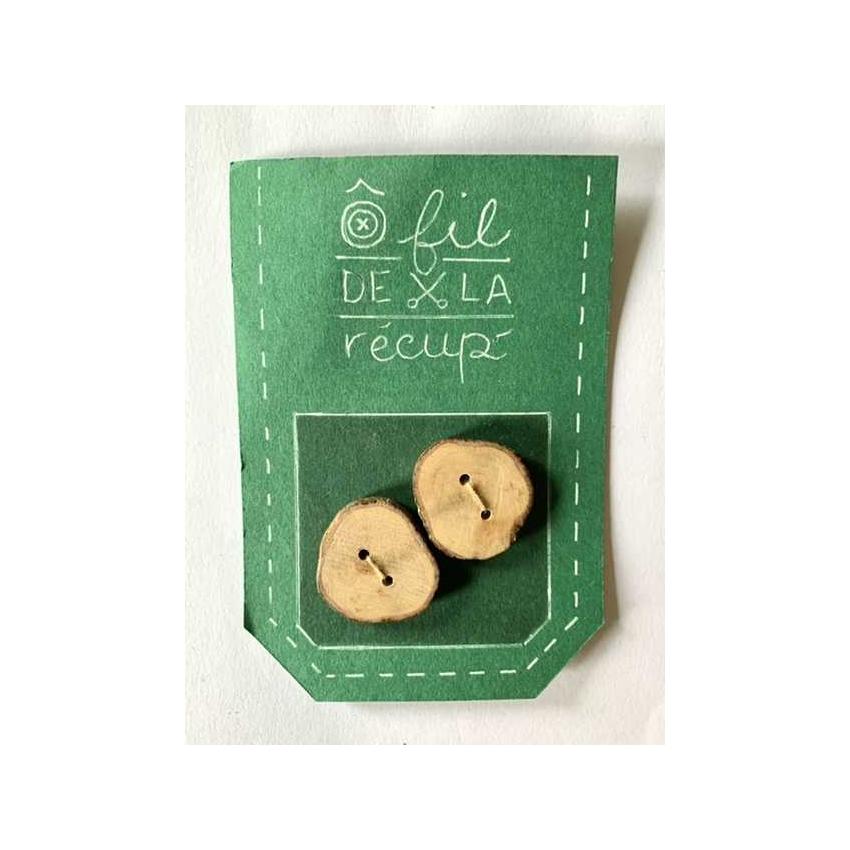 Bouton fait à partir de bois de poirier, coupé à la scie japonaise, poncé et illustré main. Finition mate pour garder l’aspect brut et rustique. Lot au choix: - lot de 2 boutons - 2cm environ - lot de 4 boutons - 2cm environ - lot de 2 boutons - 2,5/3cm