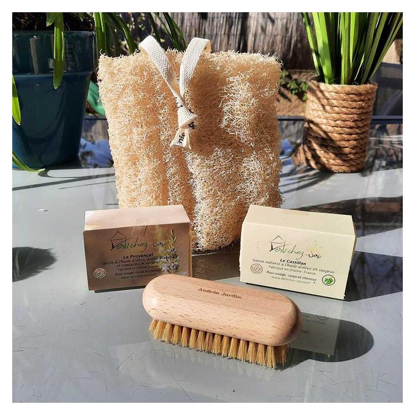 Savons à froid, luffa et brosse à ongle