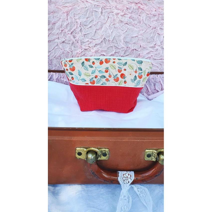 Trousses de toilette rouge motif fraises