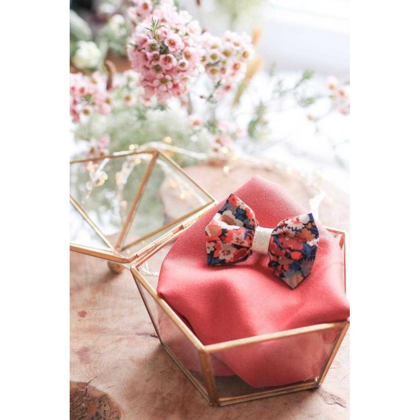 Pin's noeud imprimé floral bleu, terracotta centré doré