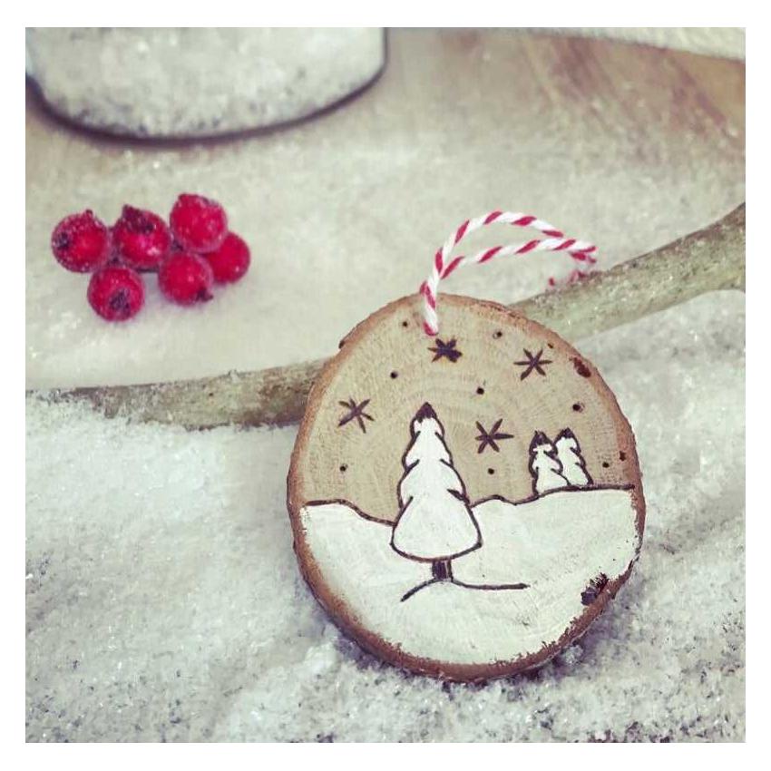 Décoration de Noël naturelle en bois - rondelle sapins enneigés