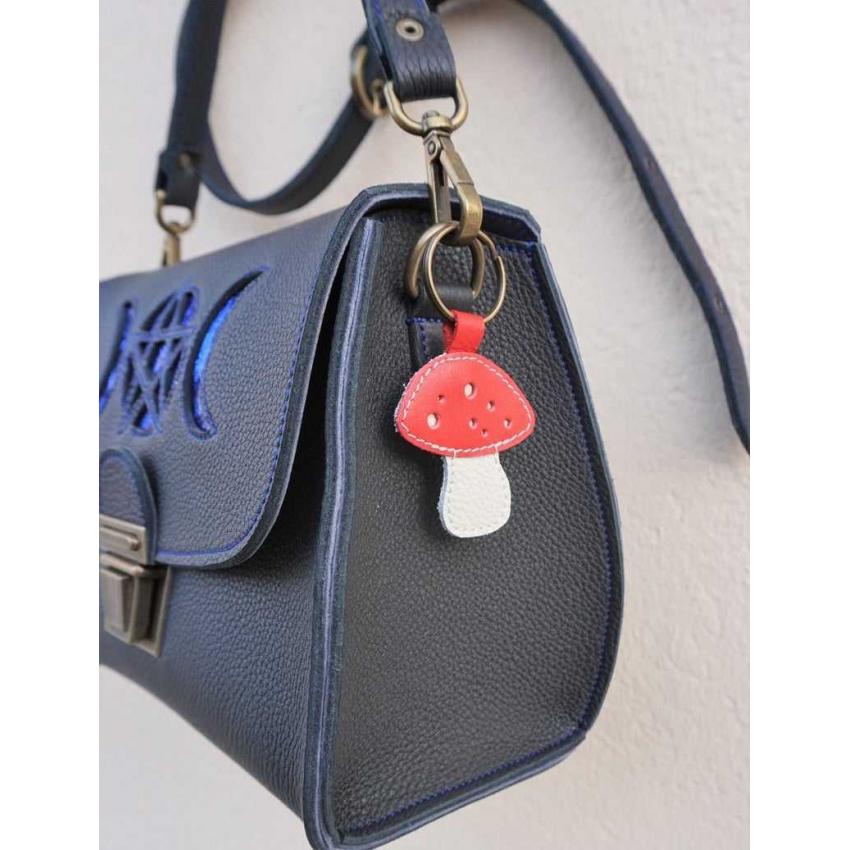 Porte clé ou bijou de sac amanite en cuir rouge et blanc