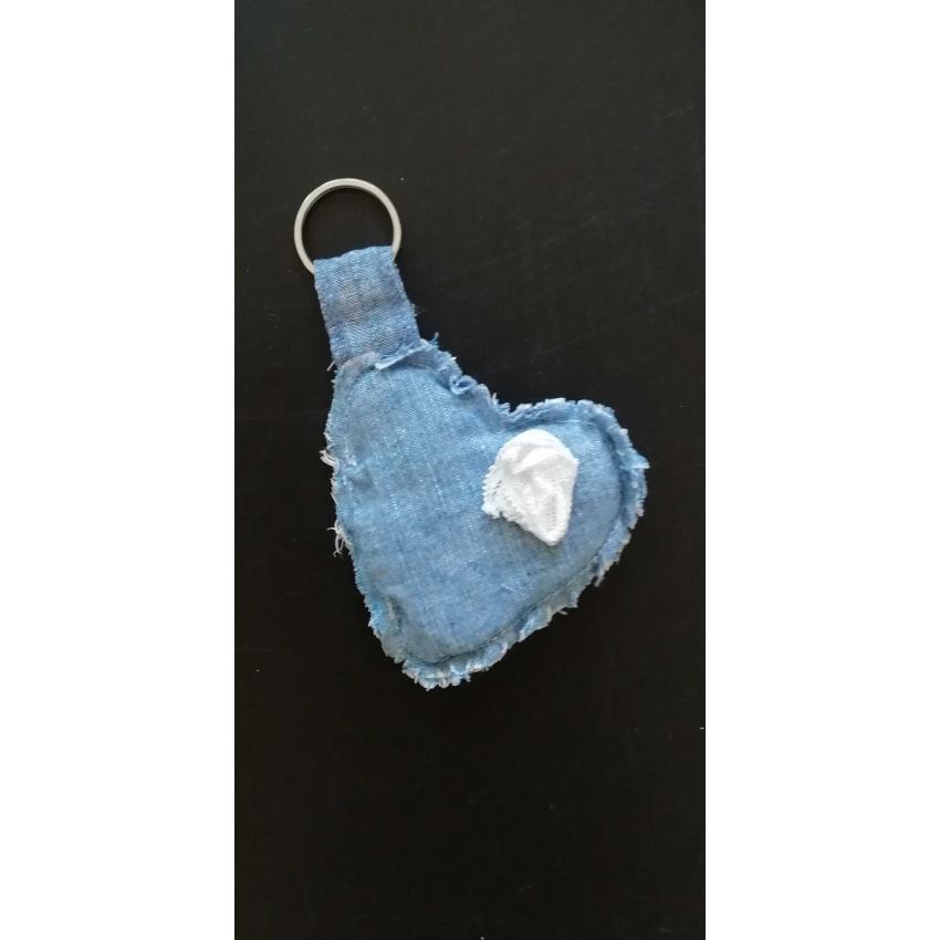 Porte clé en forme de cœur en jeans et dentelle recyclés