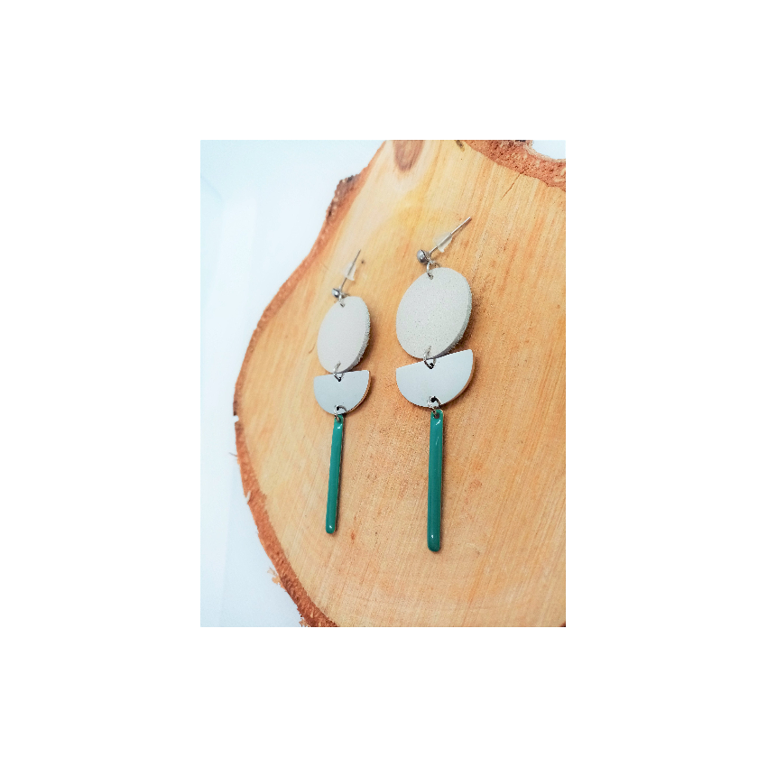 Boucles d'oreille "Moon" - en cuir blanc, breloque argenté et sequin émaillé turquoise