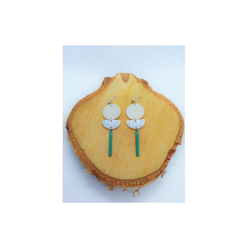 Boucles d'oreille "Moon" - en cuir blanc, breloque argenté et sequin émaillé turquoise